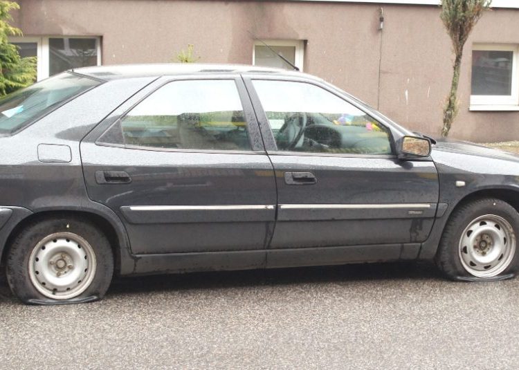 Przebili wszystkie opony w samochodzie