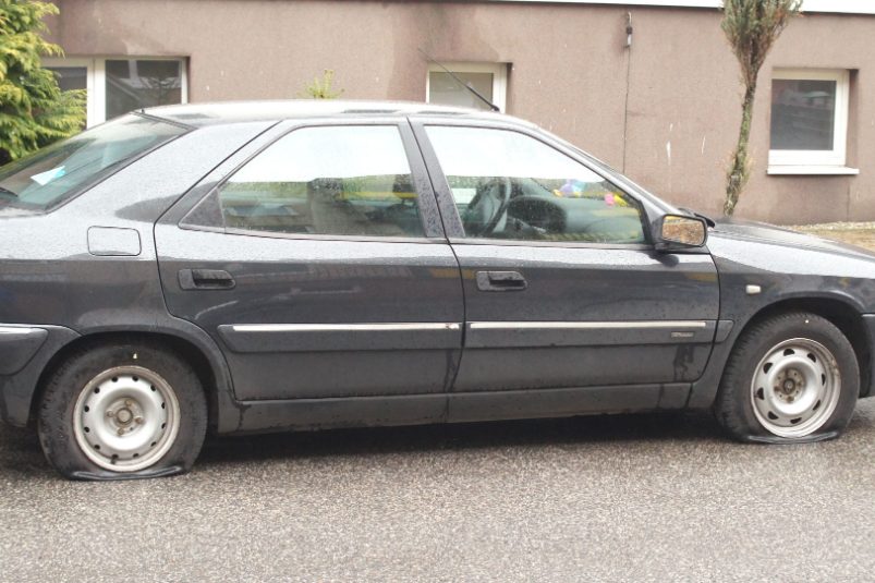 Przebili wszystkie opony w samochodzie