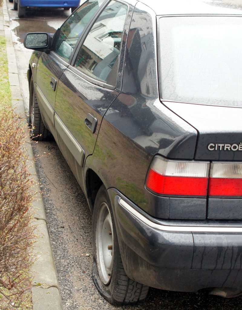 Przebili wszystkie opony w samochodzie