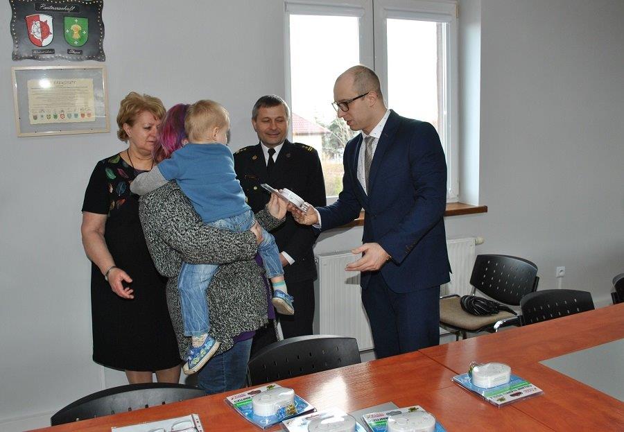Rozdali mieszkańcom czujki czadu i dymu