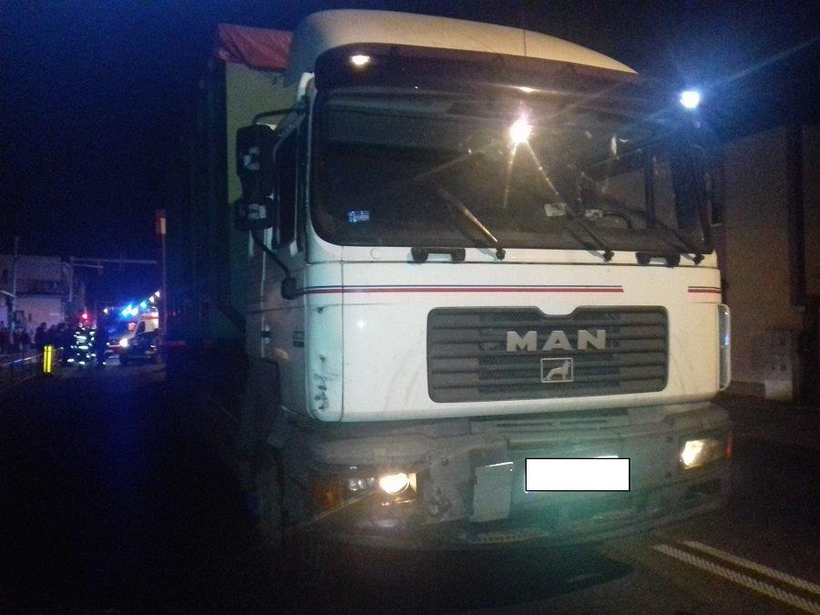 Poważny wypadek w Strzałkowie: Tir zderzył się z osobówką