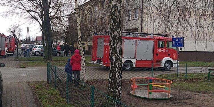 Strzałkowo: Pożar w bloku. Trwa akcja