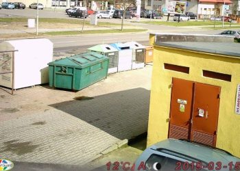 Kamera obserwuje kosze na śmieci