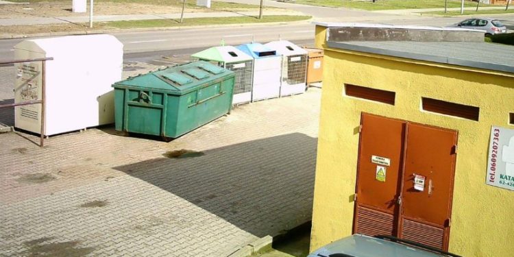 Kamera obserwuje kosze na śmieci