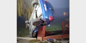 Auto wbiło się w słup ogrodzeniowy