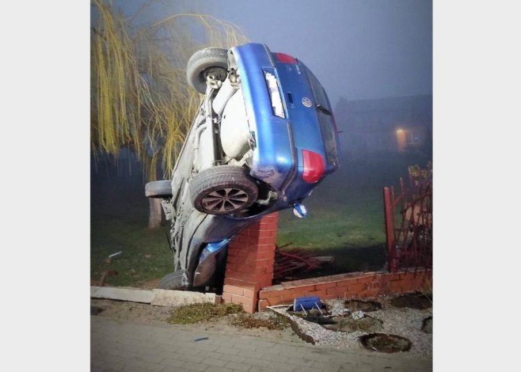 Auto wbiło się w słup ogrodzeniowy