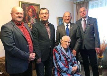 Koledzy z licealnej klasy odwiedzili profesora