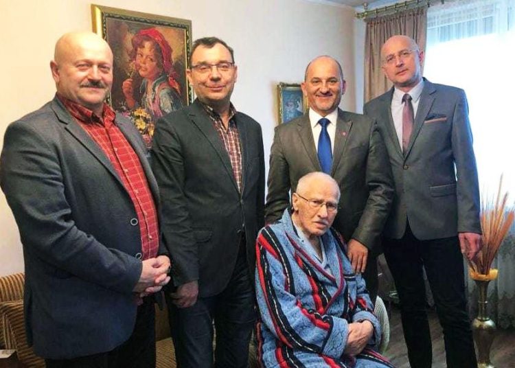 Koledzy z licealnej klasy odwiedzili profesora