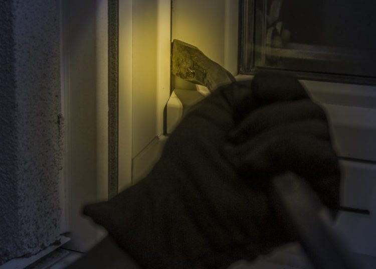 Nie było ich w domu. Skradziono pieniądze i biżuterię