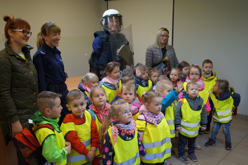Przedszkolaki z Giewartowa z wizytą w komendzie