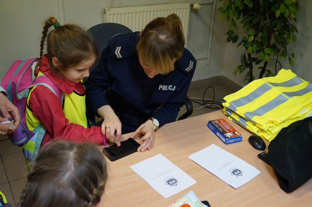 Przedszkolaki z Giewartowa z wizytą w komendzie