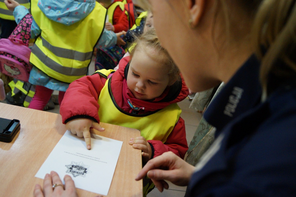 Przedszkolaki z Giewartowa z wizytą w komendzie