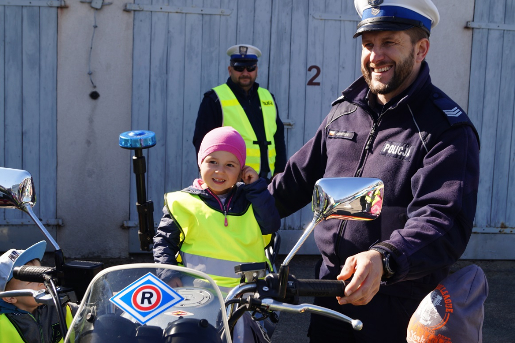 Przedszkolaki z Giewartowa z wizytą w komendzie
