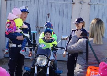 Przedszkolaki z Giewartowa z wizytą w komendzie