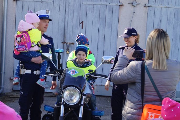 Przedszkolaki z Giewartowa z wizytą w komendzie