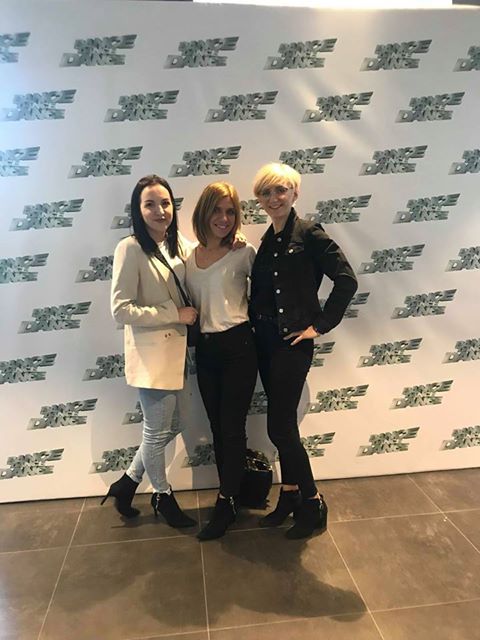 Zasiedli na widowni Dance, Dance, Dance