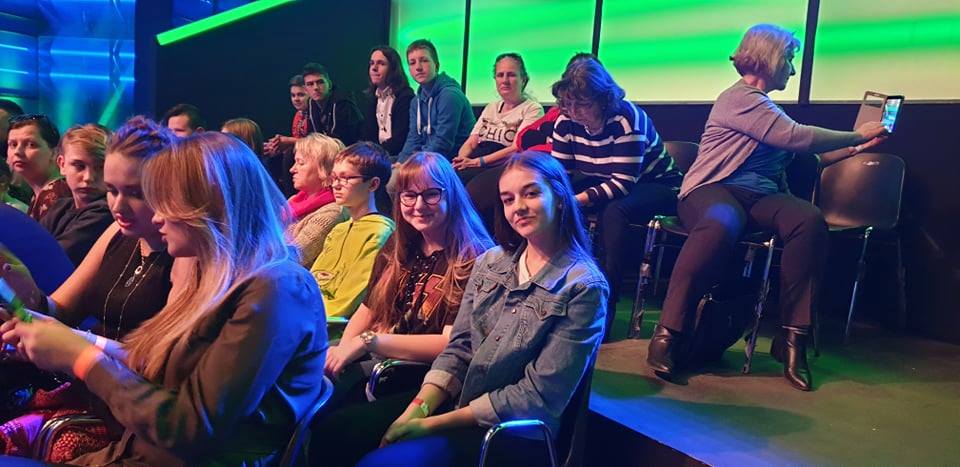 Zasiedli na widowni Dance, Dance, Dance