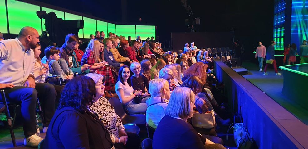 Zasiedli na widowni Dance, Dance, Dance