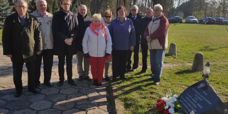 O 8.41 spotkali się przy obelisku