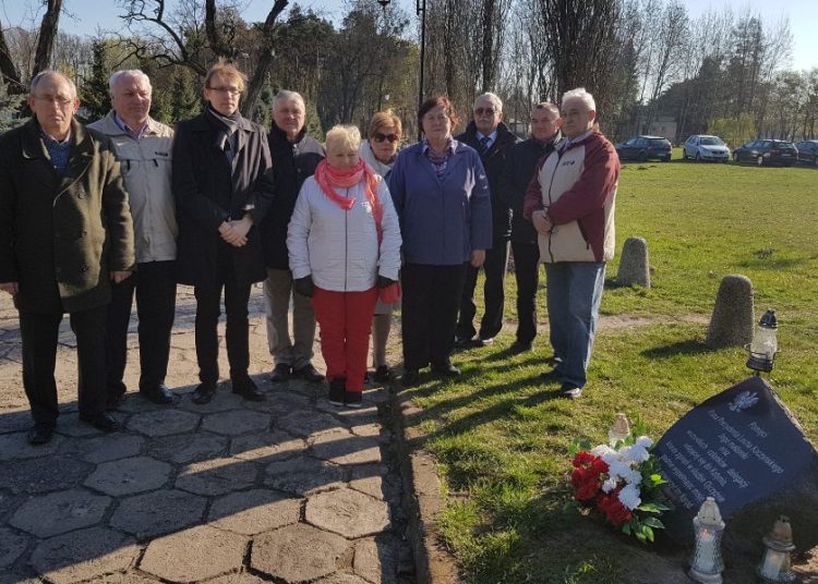 O 8.41 spotkali się przy obelisku