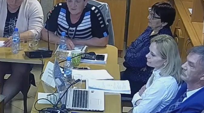 Pięć razy wypraszał sołtyskę z biura