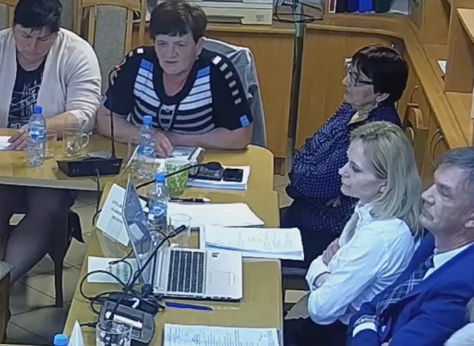 Pięć razy wypraszał sołtyskę z biura