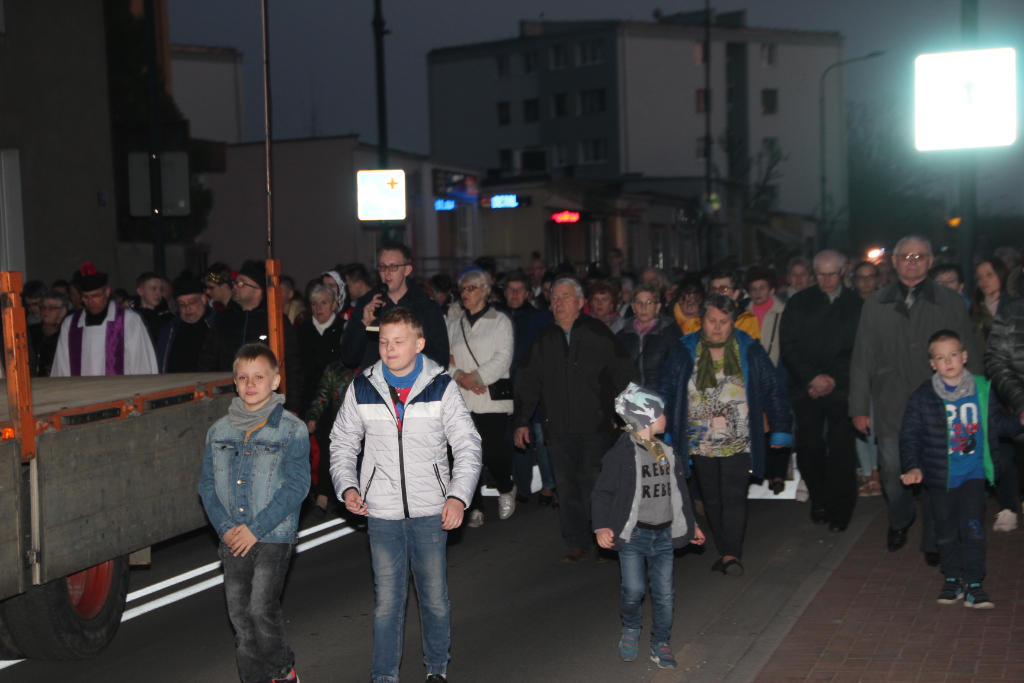 Ulicami Słupcy przeszła droga krzyżowa ZDJĘCIA