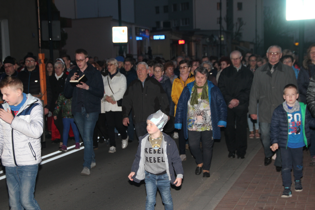Ulicami Słupcy przeszła droga krzyżowa ZDJĘCIA