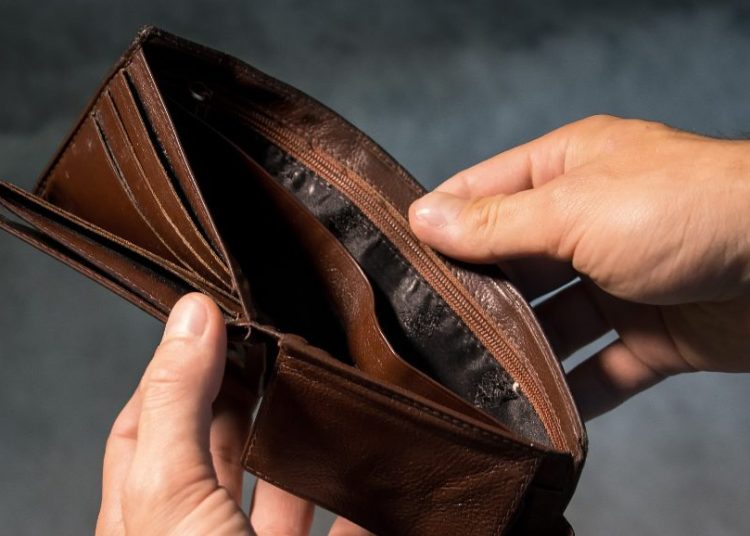 Rosną ich długi. Ściga ich komornik