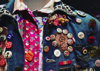 Które zapięcie do przypinek wybrać: na agrafkę czy motylkowe?