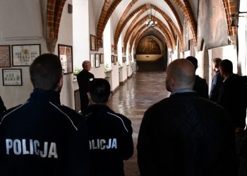 Policjanci na konferencji w Lądzie