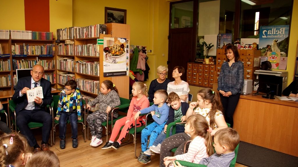 Starosta czytał dzieciom