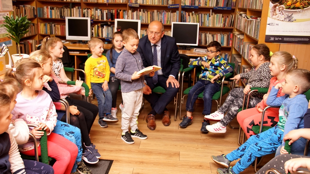 Starosta czytał dzieciom
