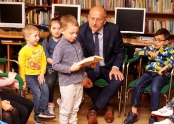 Starosta czytał dzieciom