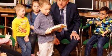Starosta czytał dzieciom