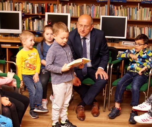 Starosta czytał dzieciom