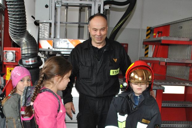 Dzieci z wizytą u słupeckich strażaków