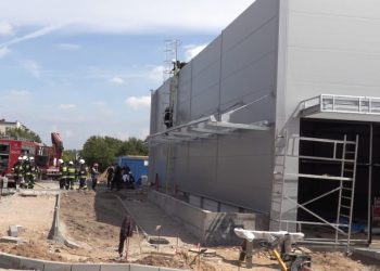 Zapalił się nowy pawilon handlowy. Film z akcji