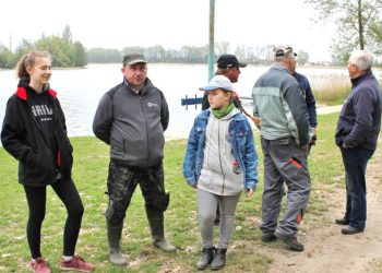 Wędkarze sprzątali brzeg jeziora