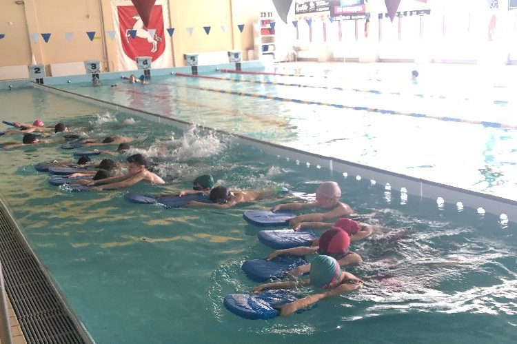 Uczestniczą w programie Umiem Pływać 2019