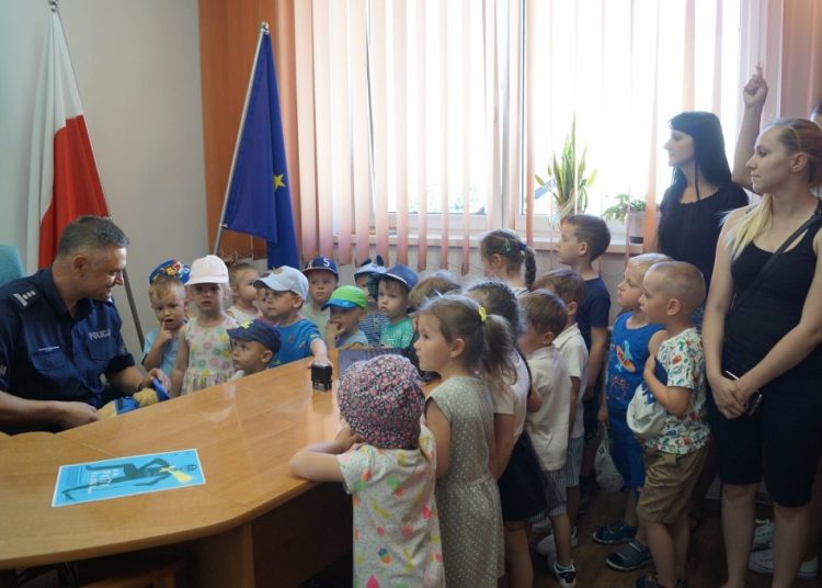 Przedszkolaki z Bajki odwiedzili komendę