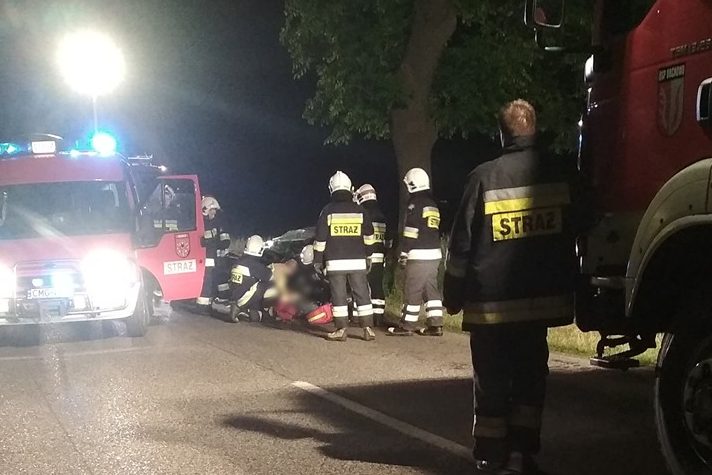 Uderzyli w drzewo. Dwie osoby w szpitalu ZDJĘCIA