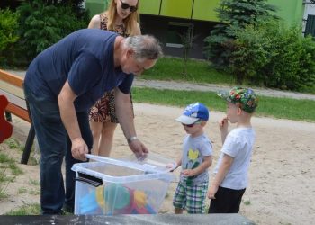 Przy piaskownicach zabawki czekają na dzieci