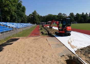 Zaczynają oświetlać bieżnię na stadionie