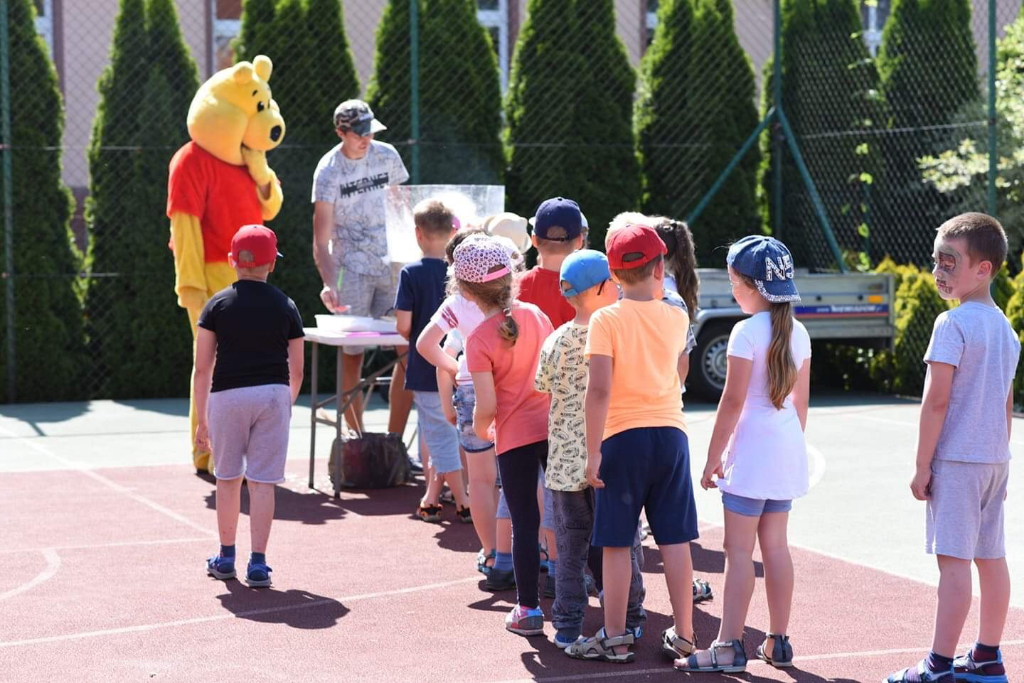 Strzałkowskie przedszkolaki ze swoim ulubieńcem