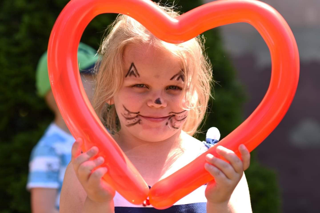 Strzałkowskie przedszkolaki ze swoim ulubieńcem