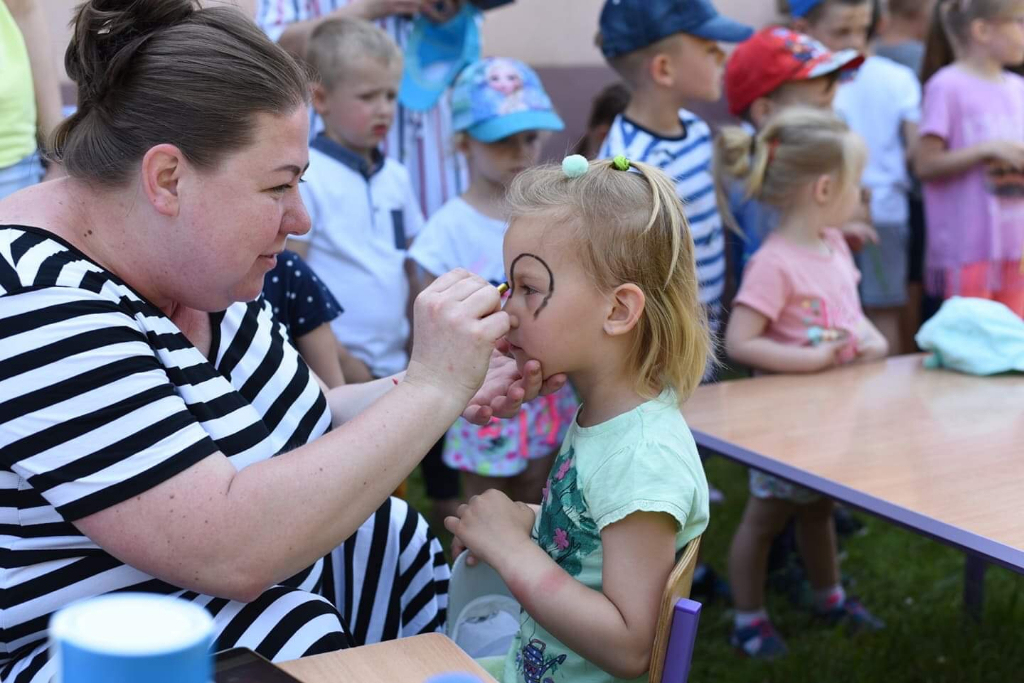 Strzałkowskie przedszkolaki ze swoim ulubieńcem