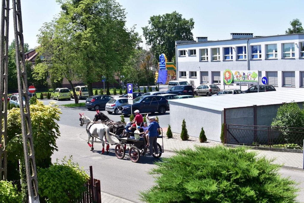 Strzałkowskie przedszkolaki ze swoim ulubieńcem