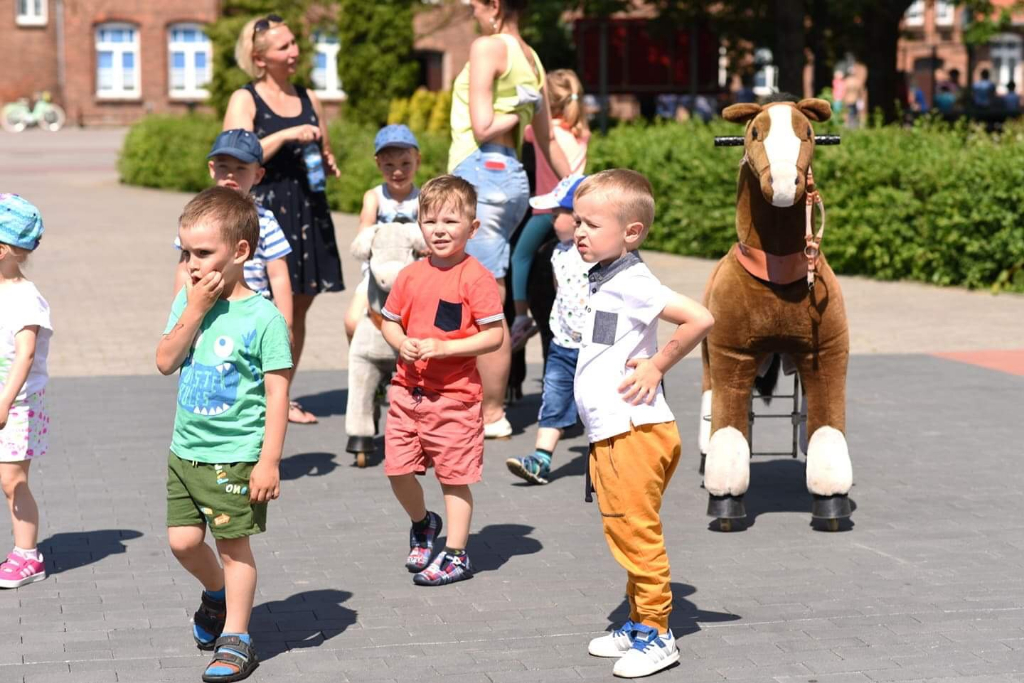 Strzałkowskie przedszkolaki ze swoim ulubieńcem