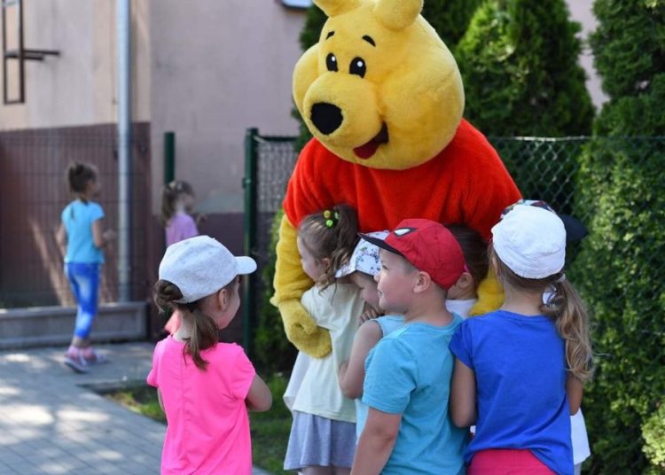 Strzałkowskie przedszkolaki ze swoim ulubieńcem